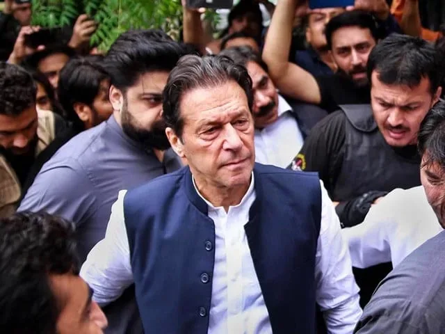 Imran khan avoids arrest; IHC suspends non-bail able warrants